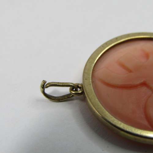 9kt Gold pendant with coral insert