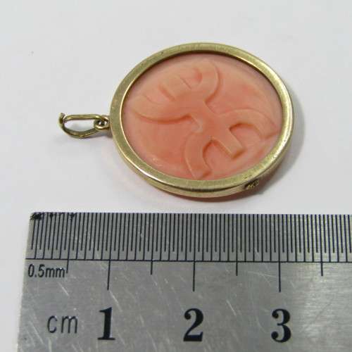 9kt Gold pendant with coral insert
