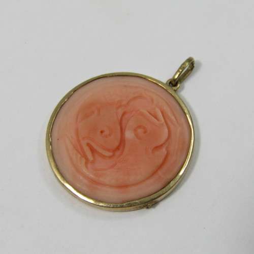 9kt Gold pendant with coral insert