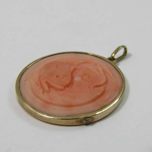 9kt Gold pendant with coral insert