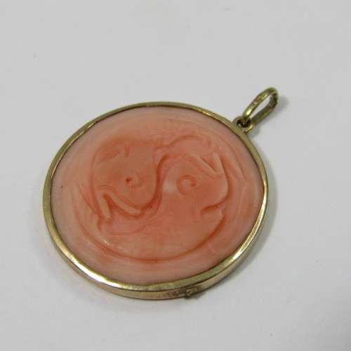9kt Gold pendant with coral insert