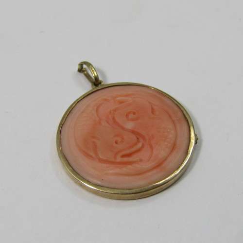 9kt Gold pendant with coral insert