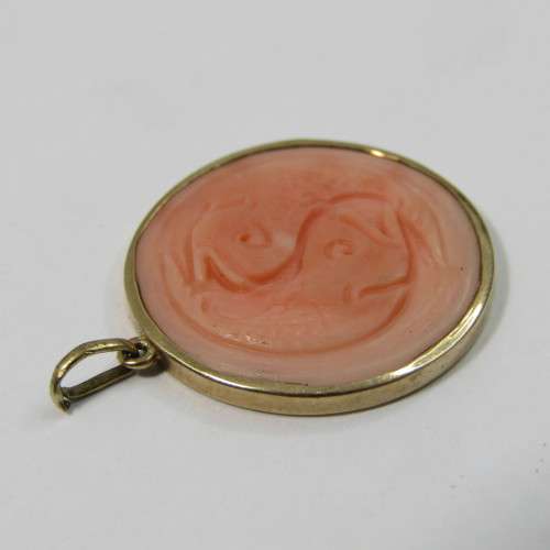 9kt Gold pendant with coral insert