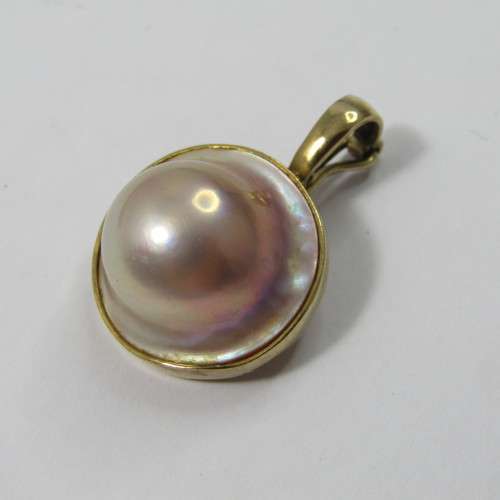 9kt Gold Mabe Pearl pendant - weighs 5,2g