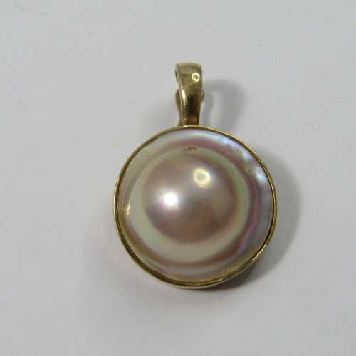 9kt Gold Mabe Pearl pendant - weighs 5,2g