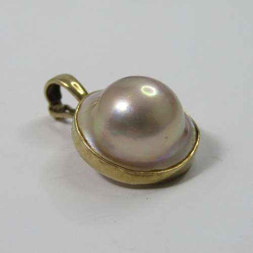 9kt Gold Mabe Pearl pendant - weighs 5,2g
