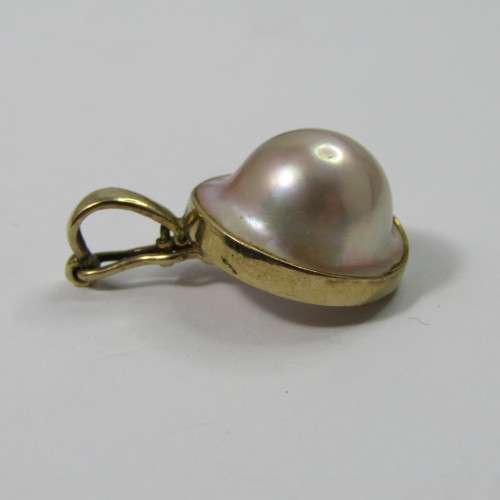 9kt Gold Mabe Pearl pendant - weighs 5,2g