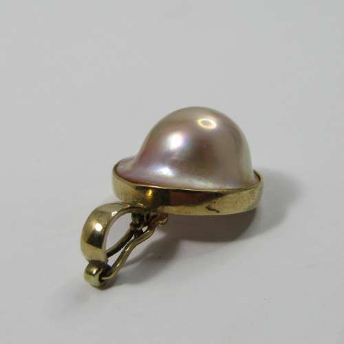 9kt Gold Mabe Pearl pendant - weighs 5,2g