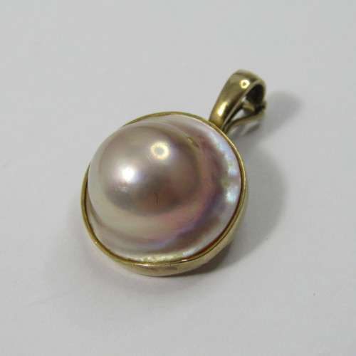 9kt Gold Mabe Pearl pendant - weighs 5,2g
