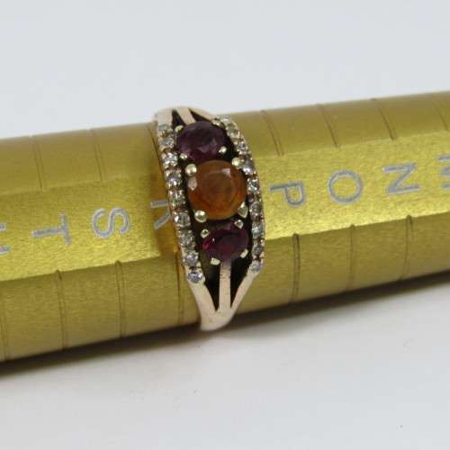 9kt Gold ring with Amethyst, yellow stone surrounded by Diamonds - weighs 3,6g - Size Q