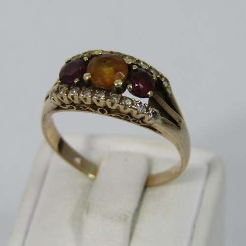 9kt Gold ring with Amethyst, yellow stone surrounded by Diamonds - weighs 3,6g - Size Q