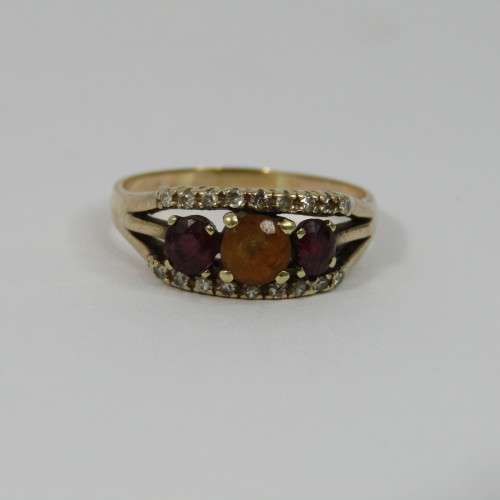 9kt Gold ring with Amethyst, yellow stone surrounded by Diamonds - weighs 3,6g - Size Q