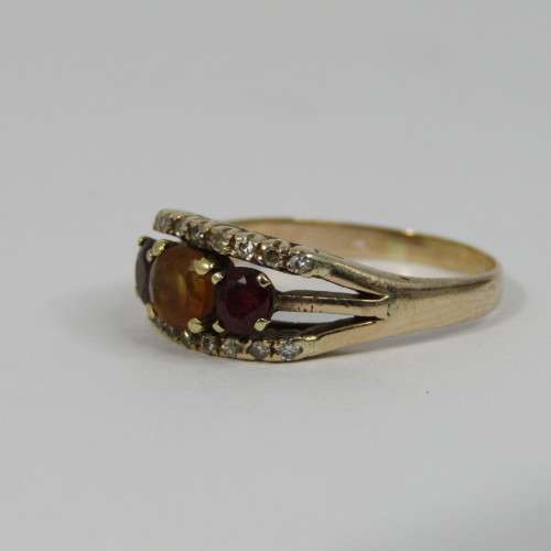 9kt Gold ring with Amethyst, yellow stone surrounded by Diamonds - weighs 3,6g - Size Q
