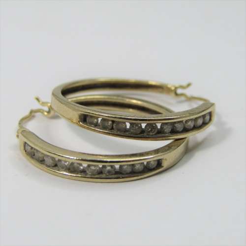 Pair of 9kt Yellow Gold earrings with small Diamonds - weighs 3,9g
