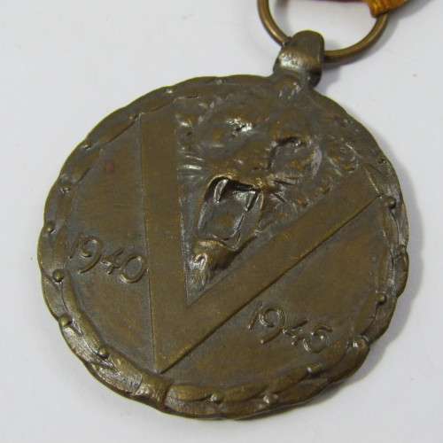 WW2 Belgium commemorative war medal with swords clasp