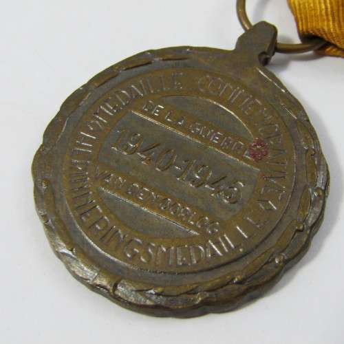 WW2 Belgium commemorative war medal with swords clasp