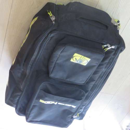 Body Glove diving equipment bag with rollers