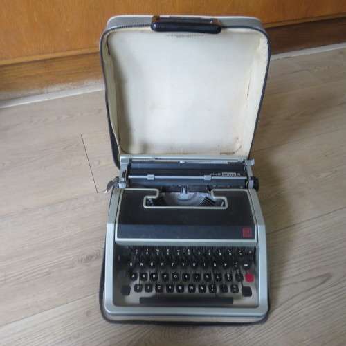 Olivetti lettera DL typewriter - Original bag and cleaning brushes included - Excellent condition