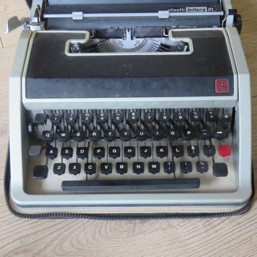 Olivetti lettera DL typewriter - Original bag and cleaning brushes included - Excellent condition