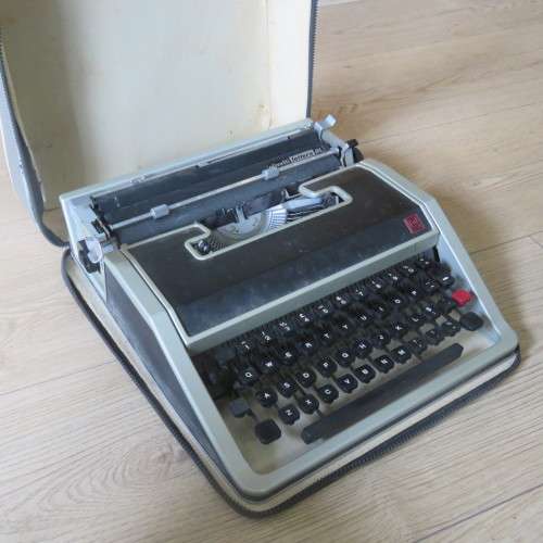Olivetti lettera DL typewriter - Original bag and cleaning brushes included - Excellent condition