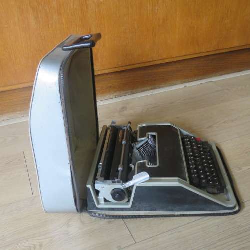 Olivetti lettera DL typewriter - Original bag and cleaning brushes included - Excellent condition