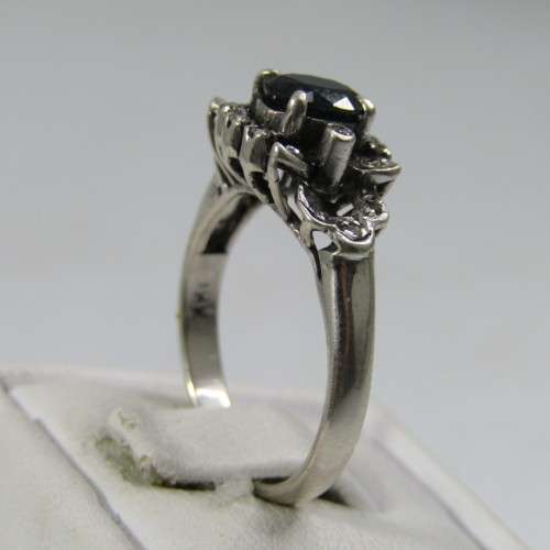 18kt white gold sapphire and diamond ring - weights 3.0g - size J