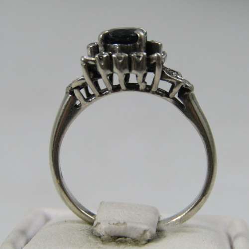 18kt white gold sapphire and diamond ring - weights 3.0g - size J