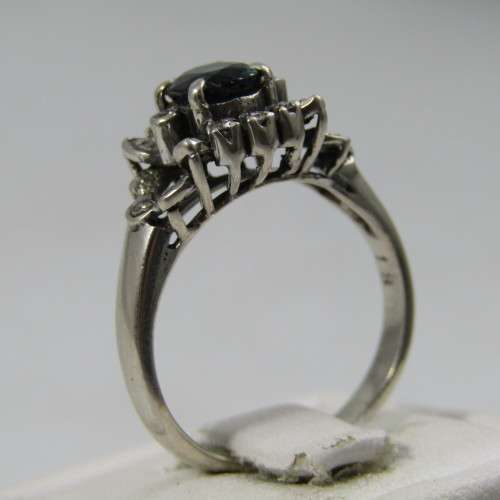 18kt white gold sapphire and diamond ring - weights 3.0g - size J