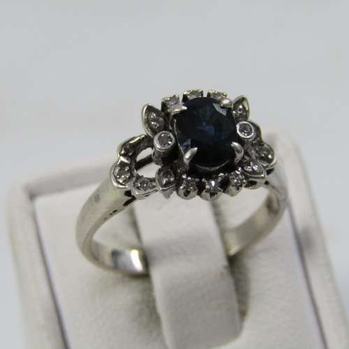 18kt white gold sapphire and diamond ring - weights 3.0g - size J