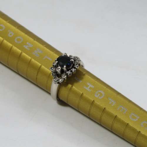 18kt white gold sapphire and diamond ring - weights 3.0g - size J