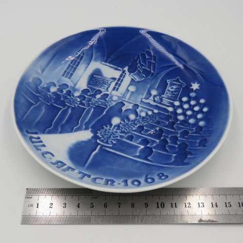 Bing and Grondahl 1968 Christmas in Church plate in box