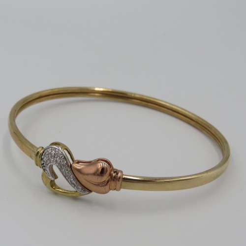 9kt Gold bangle KMC with 17 diamonds in clasp - red, white and yellow gold. 5,9 Grams in total