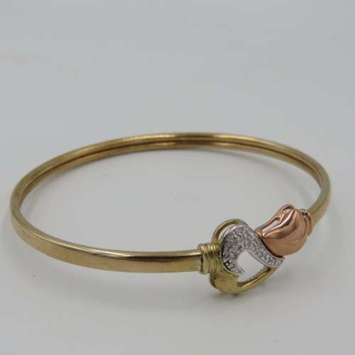 9kt Gold bangle KMC with 17 diamonds in clasp - red, white and yellow gold. 5,9 Grams in total