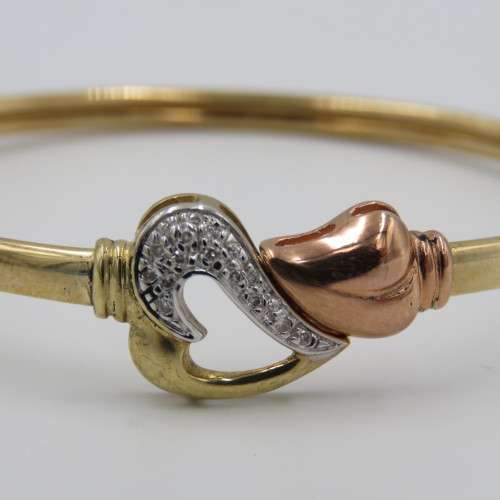 9kt Gold bangle KMC with 17 diamonds in clasp - red, white and yellow gold. 5,9 Grams in total
