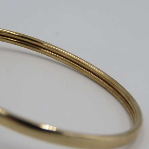 9kt Gold bangle KMC with 17 diamonds in clasp - red, white and yellow gold. 5,9 Grams in total