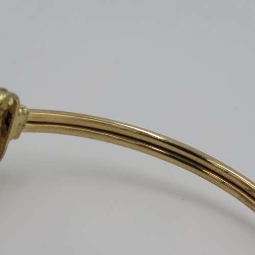 9kt Gold bangle KMC with 17 diamonds in clasp - red, white and yellow gold. 5,9 Grams in total