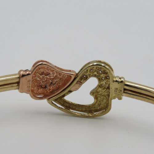 9kt Gold bangle KMC with 17 diamonds in clasp - red, white and yellow gold. 5,9 Grams in total