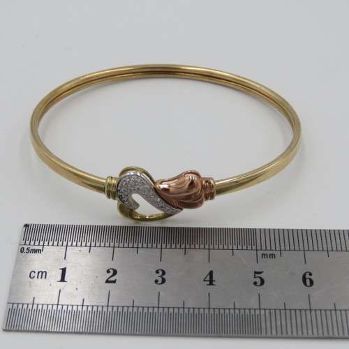 9kt Gold bangle KMC with 17 diamonds in clasp - red, white and yellow gold. 5,9 Grams in total