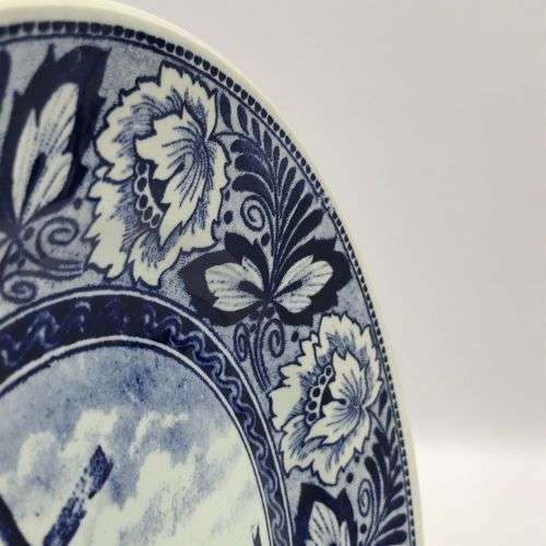 Antique Delft dutch themed wall hanging plate - diameter 23.5 cm