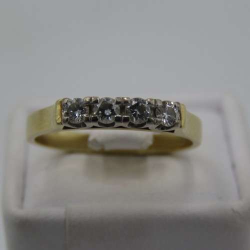 18kt Gold ring with 4 Diamonds estimated at 0,30 carat - Size - N
