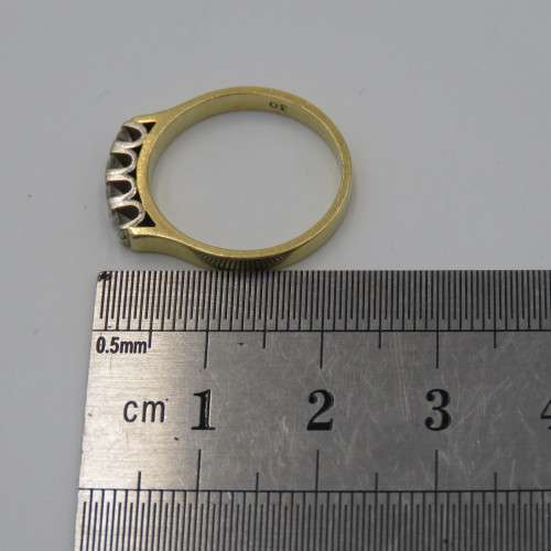 18kt Gold ring with 4 Diamonds estimated at 0,30 carat - Size - N