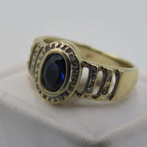 9 kt Gold ring with 12 Diamonds and centre stone dark blue ( Ring Size - K 1/2)