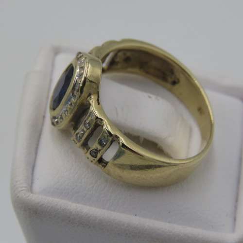 9 kt Gold ring with 12 Diamonds and centre stone dark blue ( Ring Size - K 1/2)