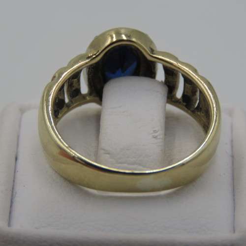 9 kt Gold ring with 12 Diamonds and centre stone dark blue ( Ring Size - K 1/2)