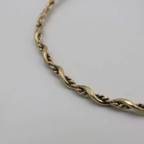 9kt Gold twisted bangle - weighs 4,3 g size - 19 cm