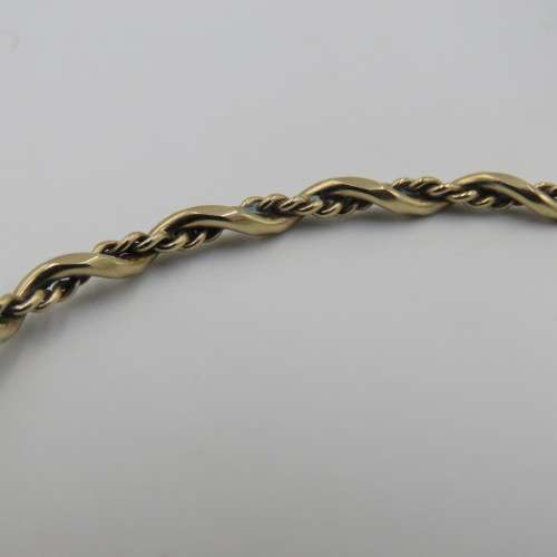 9kt Gold twisted bangle - weighs 4,3 g size - 19 cm