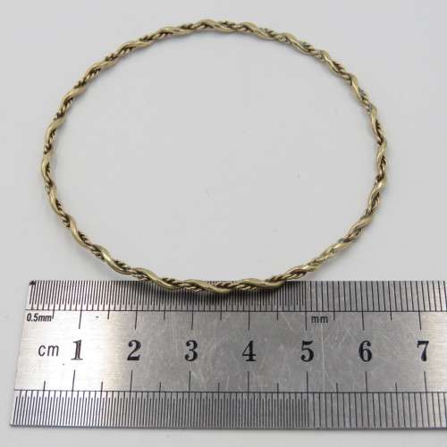 9kt Gold twisted bangle - weighs 4,3 g size - 19 cm