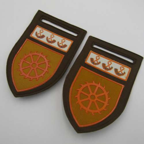 Pair of SADF Regiment de Wet tupperware flashes with OFS command bar