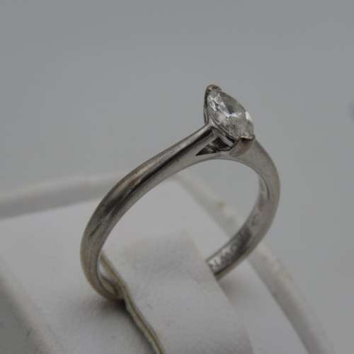 18kt White gold Brown`s diamond ring with marquise diamond - weighs 3.4g