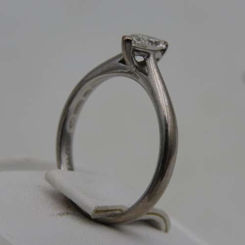 18kt White gold Brown`s diamond ring with marquise diamond - weighs 3.4g